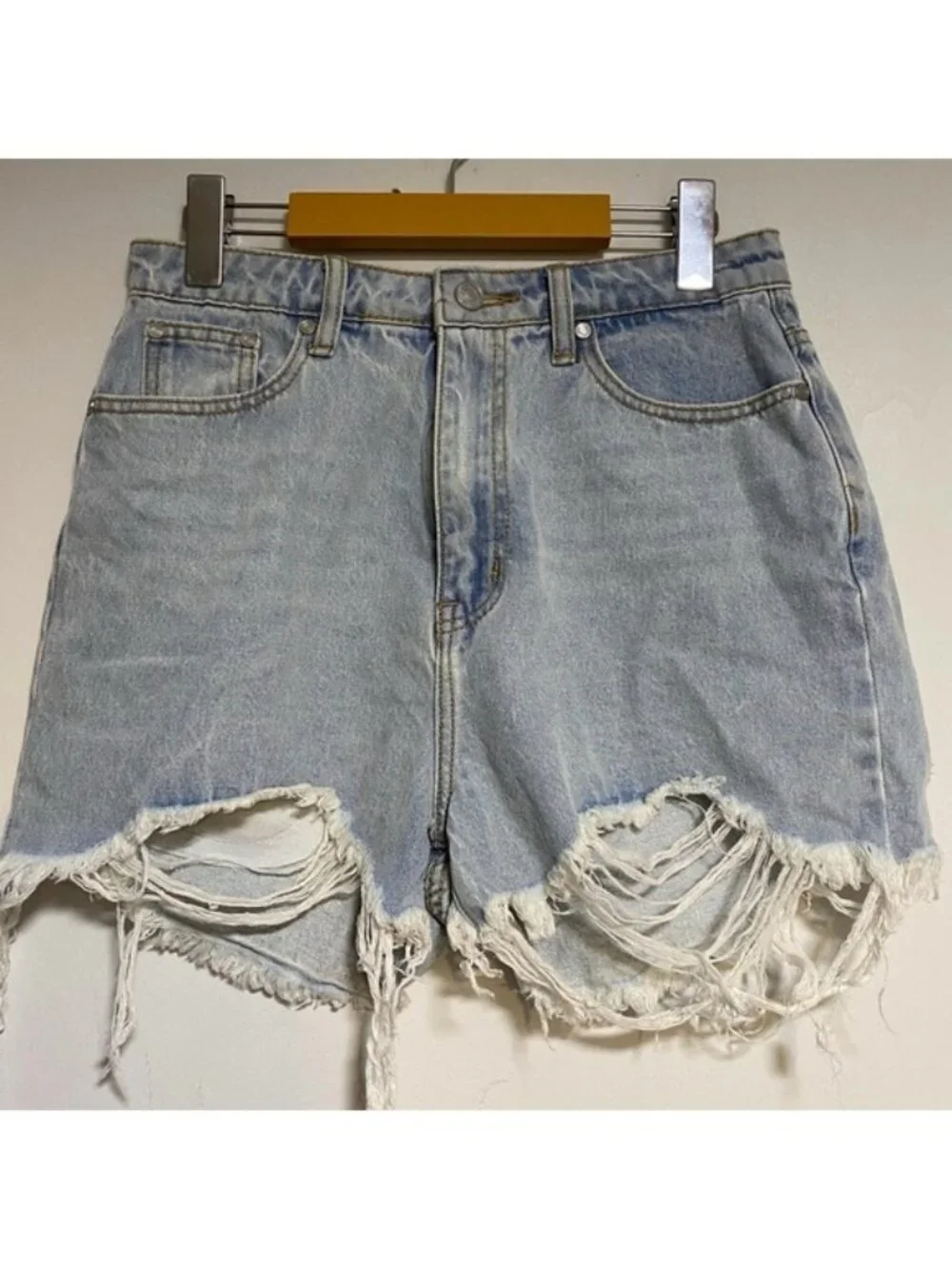Missguided Distressed Light Wash Denim Shorts – US 6 / UK 10 – Frayed Hem